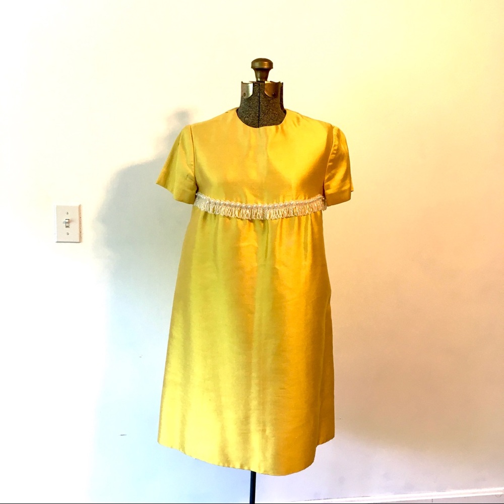 1960s Vintage Illuminating Yellow Silk Dress - Picture 4 of 10